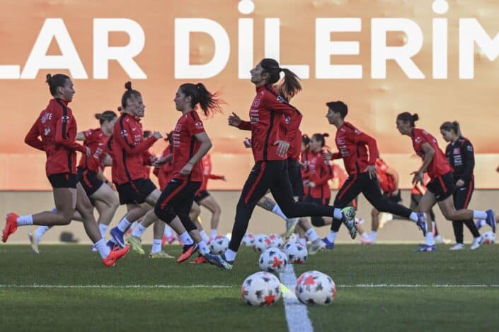 Kadın milliler Slovenya ile play-off ilk maçına Pendik'te çıkıyor 1 Kadın milliler Slovenya ile play-off ilk maçına Pendik'te çıkıyor