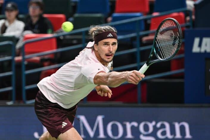 Zverev, Halys'i üç sette devirip Şanghay'da son 16'ya çıktı 1 Zverev, Halys'i üç sette devirip Şanghay'da son 16'ya çıktı