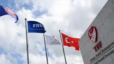 Farklı ülkelerin bayrakları Türkiye Futbol Federasyonu binası önünde dalgalanıyor.